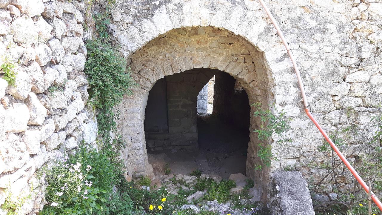 Castle Hotel Himare Exterior foto